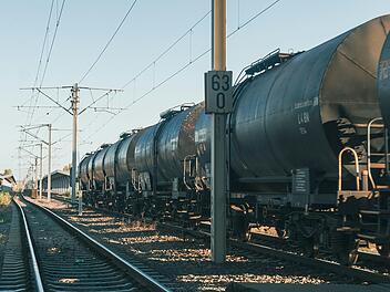 Tödlicher Arbeitsunfall in Bayern - Mann zwischen Waggons eingeklemmt