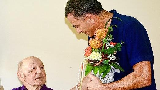 Seinen 100. Geburtstag hat Karl Ruhl kürzlich im Reha-Zentrum des Klinikums Forchheim-Fränkische Schweiz am Standort in Ebermannstadt gefeiert. Chefarzt Hubert Gräf hat dem Jubilar mit einem Blumenstrauß im Namen des Klinikums gratuliert.