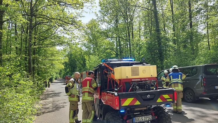 Waldbrand in Bamberg - Feuerwehr &uuml;ber Stunden im Einsatz