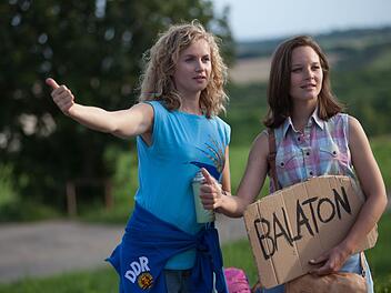 Catrin (Cornelia Gr&ouml;schel, links) und Maja Streesemann (Sonja Gerhardt) sind per Anhalter von Erfurt zum Balaton unterwegs. "Honigfrauen" - so nannten Westurlauber damals angeblich "sexuell offene" DDR-Frauen im Ungarn-Urlaub.