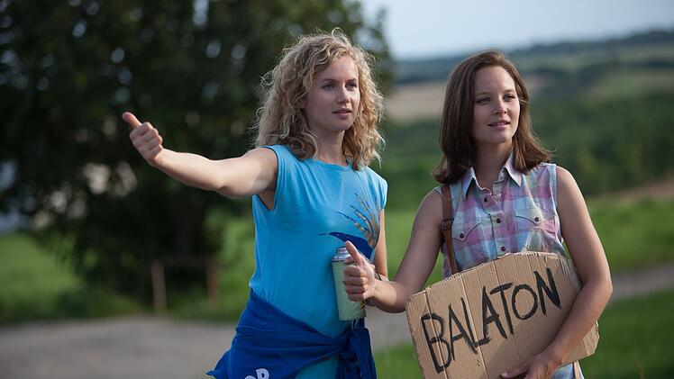Catrin (Cornelia Gr&ouml;schel, links) und Maja Streesemann (Sonja Gerhardt) sind per Anhalter von Erfurt zum Balaton unterwegs. "Honigfrauen" - so nannten Westurlauber damals angeblich "sexuell offene" DDR-Frauen im Ungarn-Urlaub.