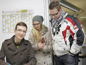 Für Marc Holland (links), den jüngsten der vier OB-Kandidaten, eine selbstverständliche Sache: die Eintragung zum Volksbegehren "Nein zu Studienbeiträgen in Bayern". Gemeinsam mit seinen FW-Nachwuchskollegen Axel Faber und Amelie Rauch war Holland schon Mitte der Woche im Neustadter Rathaus, um seine Unterschrift zu leisten.Foto: Berthold Köhler