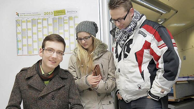 Für Marc Holland (links), den jüngsten der vier OB-Kandidaten, eine selbstverständliche Sache: die Eintragung zum Volksbegehren "Nein zu Studienbeiträgen in Bayern". Gemeinsam mit seinen FW-Nachwuchskollegen Axel Faber und Amelie Rauch war Holland schon Mitte der Woche im Neustadter Rathaus, um seine Unterschrift zu leisten.Foto: Berthold Köhler