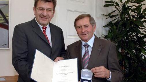 Bayerische Verfassungsmedaille: 2005 wird Wolfgang Hoderlein vom damaligen Landtagspräsident Alois Glück ausgezeichnet.