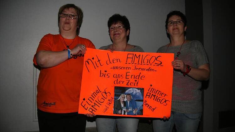 Christa, Barbara und Karin reisen den Amigos hinterher: Sie waren beim Konzert in Nürnberg, in Kulmbach und am nächsten Abend jubeln sie Karl-Heinz und Bernd Ulrich in Weiden zu. Die orangen Fan-T-Shirts und die selbstgemachten Banner haben die drei Damen immer dabei