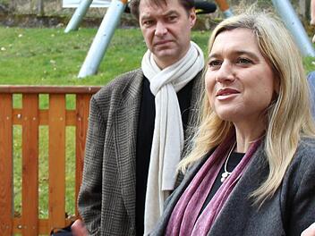 Die Bayerische Gesundheitsministerin Melanie Huml hat auf Einladung von Martin Bernreuther und der Thurnauer CSU die Fachklinik Haus Immanuel in Hutschdorf besucht. Klinikleiter Gotthard Lehner hat ihr die Einrichtung mit Spielplatz und Kinderhaus gezeigt. Foto: Katharina Müller-Sanke