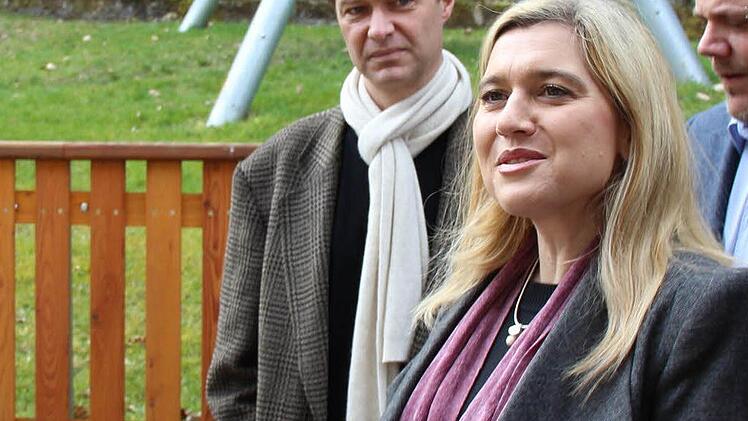 Die Bayerische Gesundheitsministerin Melanie Huml hat auf Einladung von Martin Bernreuther und der Thurnauer CSU die Fachklinik Haus Immanuel in Hutschdorf besucht. Klinikleiter Gotthard Lehner hat ihr die Einrichtung mit Spielplatz und Kinderhaus gezeigt. Foto: Katharina Müller-Sanke