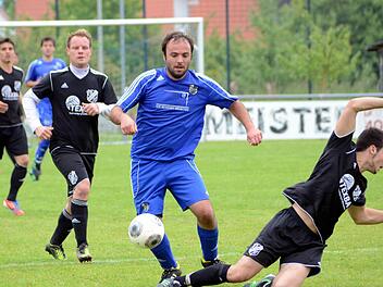ASV Weisendorf II - TSV Hemhofen. Die Gäste (schwarze Trikots) kamen nur in dieser Szene zu Fall und verteidigten Platz 2. Der ASV muss noch um den Verbleib in der A-Klasse 2 bangen. Foto: herzopress