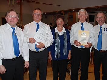 Die für langjähriges Singen Geehrten Gerhard Adamek (Zweiter von rechts) und Detlef Weißmann (Zweiter von links) mit demr Sängerkreisvorsitzenden Elfriede Stenglein (Mitte), Vorsitzendem Günter Eichhorn (links) und stellvertretendem Vorsitzenden Wolfi Isert. Foto: Karl Klippel