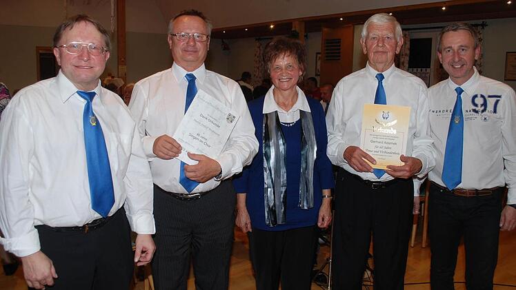 Die für langjähriges Singen Geehrten Gerhard Adamek (Zweiter von rechts) und Detlef Weißmann (Zweiter von links) mit demr Sängerkreisvorsitzenden Elfriede Stenglein (Mitte), Vorsitzendem Günter Eichhorn (links) und stellvertretendem Vorsitzenden Wolfi Isert. Foto: Karl Klippel