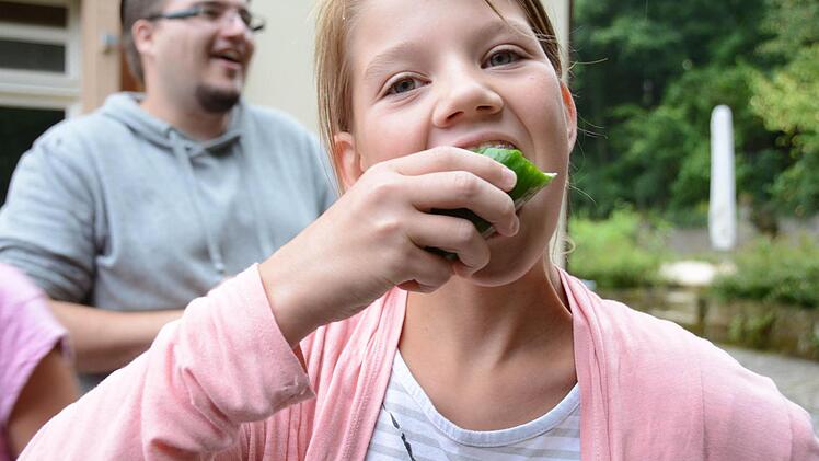 Lecker: Alina liebt frische Gurken. Foto: Dagmar Besand
