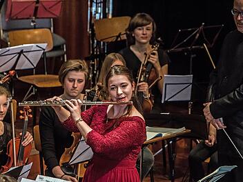 Die Flötistin Margarethe Geigerhilk beeindruckte als Solistin beim Oster-Konzert des Jugend-Symphonie-Orchesters Oberfranken im Coburger Kongresshaus. Foto: Jochen Berger
