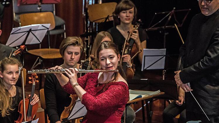 Die Flötistin Margarethe Geigerhilk beeindruckte als Solistin beim Oster-Konzert des Jugend-Symphonie-Orchesters Oberfranken im Coburger Kongresshaus. Foto: Jochen Berger