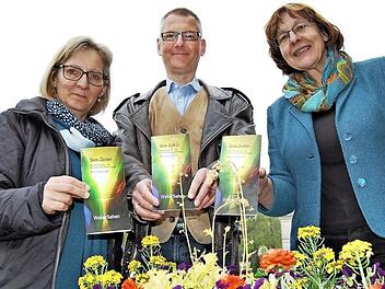 Ihr gemeinsames Programmheft "Sinn-Zeiten" präsentieren als ökumenische Kur- und Rehaseelsorger in Bad Kissingen die katholische Gemeindereferentin Ursula Summa sowie die evangelischen Pfarrer Steffen Lübke und Christel Mebert.  Foto: Sigismund von Dobschütz