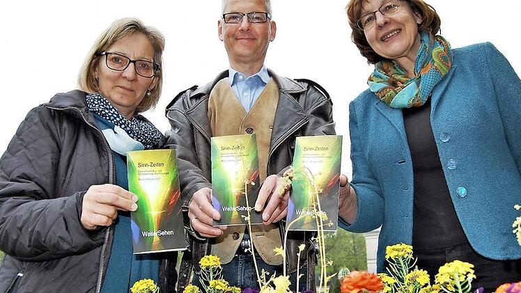 Ihr gemeinsames Programmheft "Sinn-Zeiten" präsentieren als ökumenische Kur- und Rehaseelsorger in Bad Kissingen die katholische Gemeindereferentin Ursula Summa sowie die evangelischen Pfarrer Steffen Lübke und Christel Mebert.  Foto: Sigismund von Dobschütz