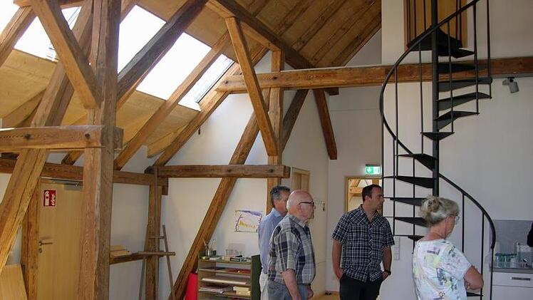 Die alten Scheunenbalken wurden integriert. Foto: Klaus Oelzner