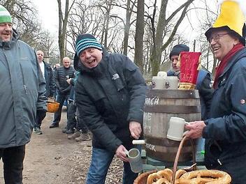 Jochen Buchelt vom Erlanger Heimatverein zapfte das Fass an, dass Dieter Gewalt (r.) von der Steinbach Bräu gestiftet hatte. Foto: Manfred Welker