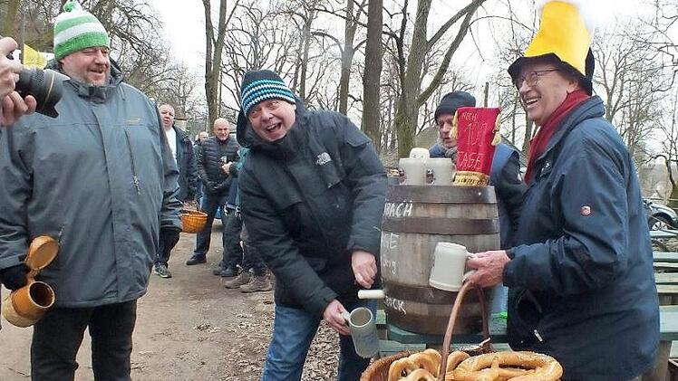 Jochen Buchelt vom Erlanger Heimatverein zapfte das Fass an, dass Dieter Gewalt (r.) von der Steinbach Bräu gestiftet hatte. Foto: Manfred Welker