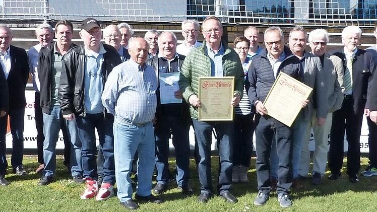 Hochkarätige Ehrungen des Vereins und des Bayerischen Landessportverbands standen im Mittelpunkt der Jahreshauptversammlung des Fußballclubs Marktleugast. Im Bild die Geehrten mit (von rechts) Bürgermeister Franz Uome und Vorsitzendem Klaus Witzgall. Foto: Klaus-Peter Wulf
