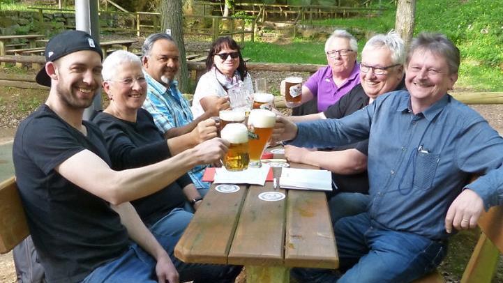Bürgermeister, Gemeinderäte und der Festwirt konkretisierten die Fest-Planung.  Foto: Carmen Schwind