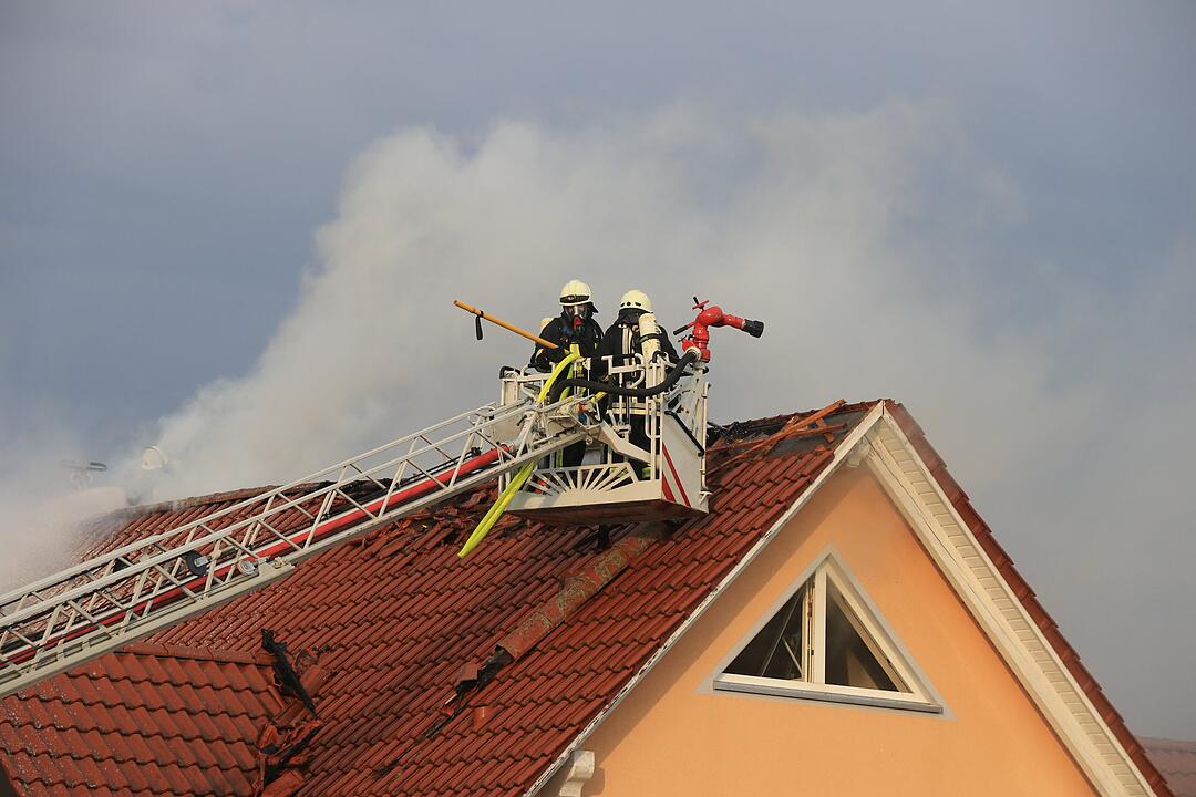 Blitzeinschlag: Dachstuhl geht nach Gewitter in Flammen auf