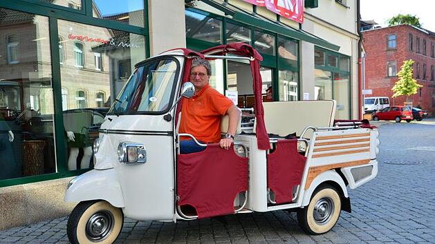 Erstmals auf dem Stadtfest vertreten sind heuer die dreir&auml;drigen Kleintransporter "Ape". Auch Anton Spindler ist ein gro&szlig;er Fan der kultigen Fahrzeuge aus Italien.Stefan Weiss