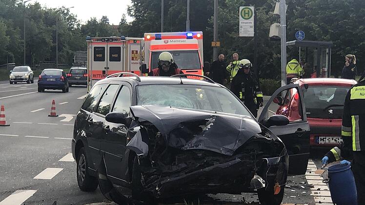 Der Gesamtschaden an den beiden Pkw beläuft sich auf circa 17.500 Euro. Foto: NEWS5/Friedrich