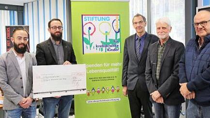 Auf dem Scheck steht noch 1500 Euro. Doch nachdem Tobias und Benedigt Mey von Thomas Nowak, Uwe Rendigs und Hartmut Bohl von der Stiftung für krebskranke Kinder Coburg (von links) Details über Schicksale gehört hatten, legten die Geschäftsführer des Familienunternehmens Mey spontan noch weitere 1000 Euro drauf.  Foto: Bettina Knauth