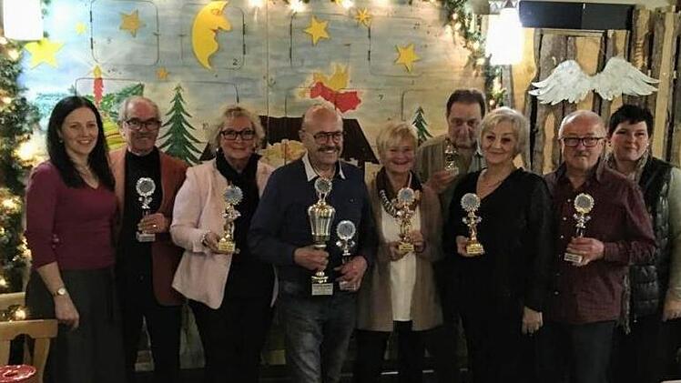 Die Vereinsmeister wurden gekürt: Rauchmeisterin Jennifer Balling, Albert Koch 3. Platz Herren, Lorette Weiß 2. Platz Damen, Oskar Höchemer 1. Platz Herren und Vereinsmeister 2019, Heidi Höchemer 1. Platz Damen,  Richard Freibott schnellster Langsam-Raucher, Ulrike Dempsey 3. Platz Damen, Alois Gundalach 2. Platz Herren und Rauchmeisterin  Sandra Bambach. Foto: Hanjo Weiß