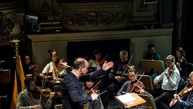 Roland Kluttig erläuterte und dirigierte die Symphonie fantastique von Hector Berlioz beim Concertino im Landestheater Coburg.Foto: Jochen Berger