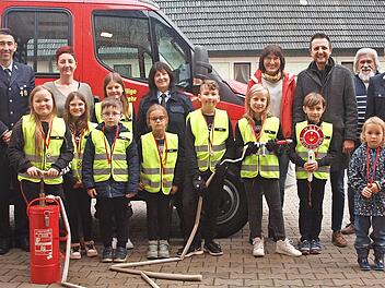 Das Betreuungsteam der neu gegründeten Kinderfeuerwehr Kösten freute sich mit den Kindern.