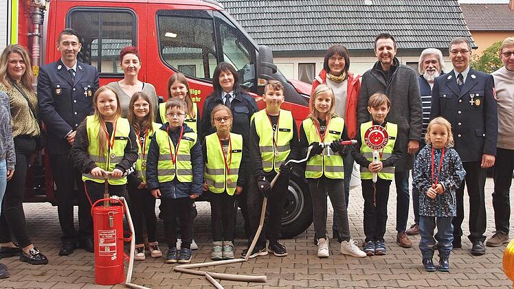 Das Betreuungsteam der neu gegründeten Kinderfeuerwehr Kösten freute sich mit den Kindern.