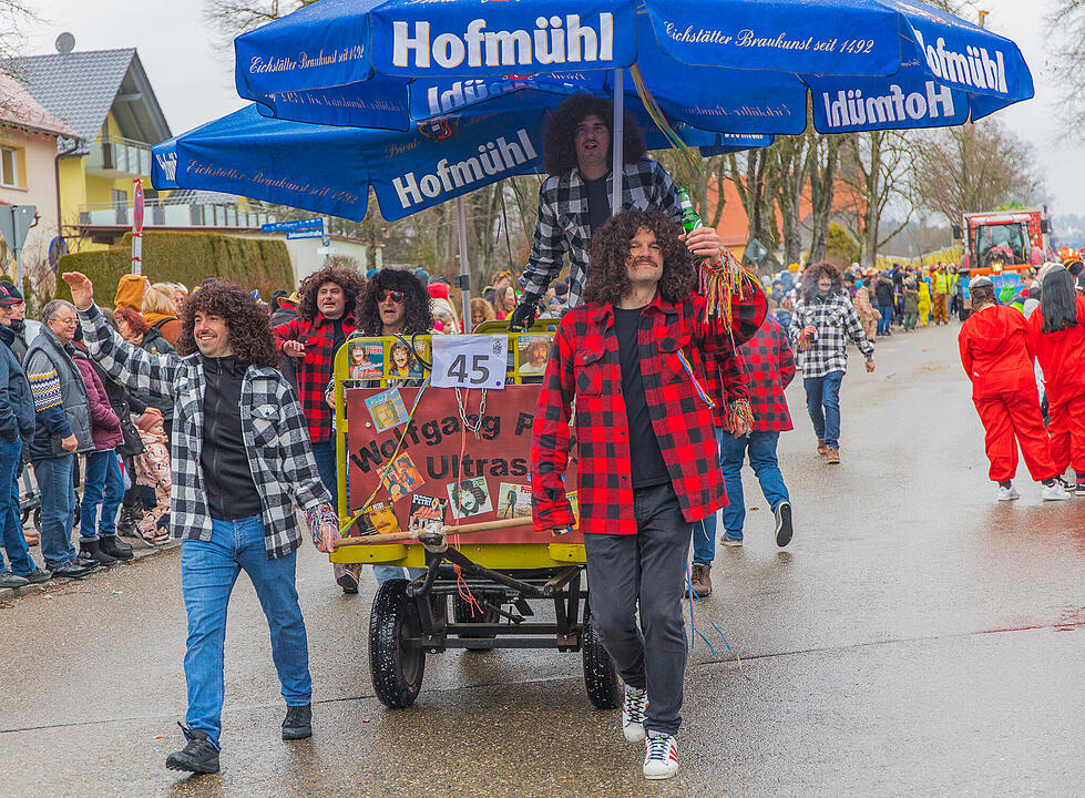 Buntes Faschingstreiben begeistert groß und klein.