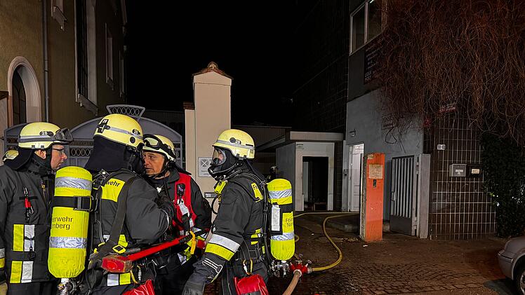 Zimmerbrand in Nürnberger Obdachlosenheim - zahlreiche Bewohner evakuiert