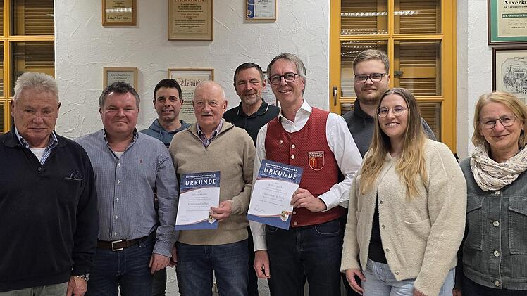 Dominik Sitter vom Nordbayrischen Musikbund (2.von links) ehrte die langj&auml;hrigen Mitglieder des Musikvereins Diebach: Horst Heim, Andreas Schaub, Alfons M&uuml;ller, Volker B&uuml;chs, Simon Gensler, Anne Brandenstein. Peter Scherpf (5. v. links) und zweite...