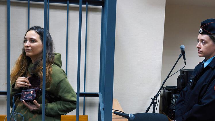 Die St. Petersburger K&uuml;nstlerin Sascha Skotschilenko (links) leidet an einer schweren Herzkrankheit. Trotzdem wurde sie wegen einer kriegskritischen Kunstaktion zu sieben Jahren Haft verurteilt. Sp&auml;ter wurde sie in einem Gefangenenaustausch freigelassen.