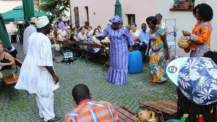 Die Botschafterin (lila Kleid) von Burkina Faso tanzte mit ihrem Kulturattache in einem Gräfenberger Biergarten.