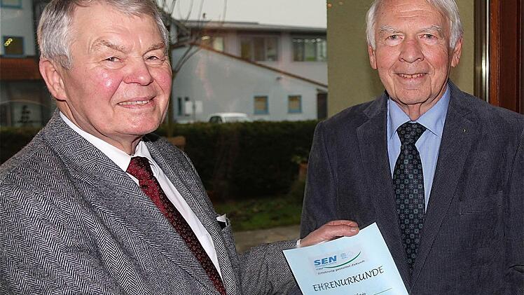 Senioren-Unions-Kreisvorsitzender Eberhard Gräf (rechts) dankte dem Hammelburger Vorsitzenden des Ortsverbandes Peter Klaje, der vor über zehn Jahren zu den Gründungsmitgliedern zählte. Foto: Schaar