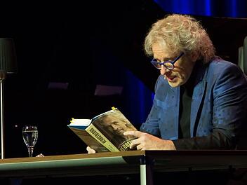 Heiterer Abend mit Thomas Gottschalk: Die Kulmbacher sind begeistert von "Thommy" und seiner Bühnenshow in der ausverkauften Stadthalle. Foto: Barbara Herbst
