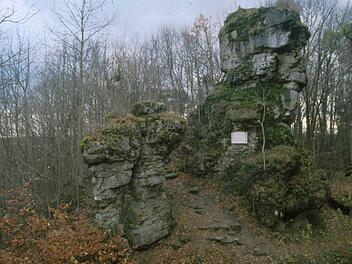 Der markante Adlerstein bei Engelherdsberg mit seinen beiden kleinen Felsen.