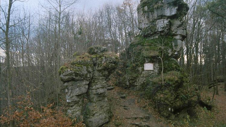 Der markante Adlerstein bei Engelherdsberg mit seinen beiden kleinen Felsen.
