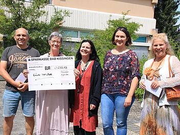 Scheckübergabe am BBZ (von links): Martin Weißenberger (Netzwerk für soziale Dienste), Bärbel Bürner (Leiterin Berufsfachschule für Altenpflege), Marianne Heldstab, Eilsabeth Scheller (beide Kolping-Bildungswerk Schweinfurt) und Gesine von Postel (Flüchtlingshilfe Hammelburg).  tm