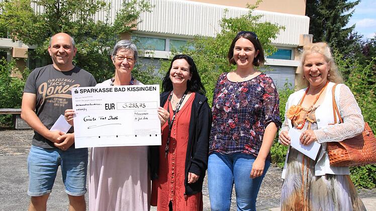Scheckübergabe am BBZ (von links): Martin Weißenberger (Netzwerk für soziale Dienste), Bärbel Bürner (Leiterin Berufsfachschule für Altenpflege), Marianne Heldstab, Eilsabeth Scheller (beide Kolping-Bildungswerk Schweinfurt) und Gesine von Postel (Flüchtlingshilfe Hammelburg).  tm