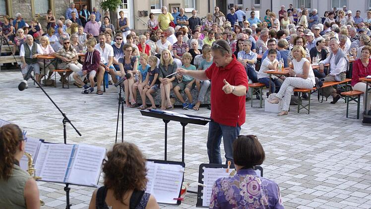 Die Belebung des Viehmarkts beim Premierenkonzert ist unübersehbar. Möglicherweise werden die Musikveranstaltungen hier fortgesetzt.  Foto: Winfried Ehling