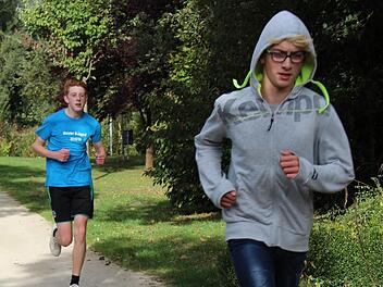 Dominik (vorne) ist sehr sportlich, er trainiert auch beim HSC. Foto: Manja von Nida