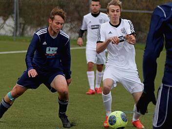Der Knetzgauer Spielertrainer Matthias Strätz (links, im Zweikampf mit dem Sander Marc Fischer) kann zwar verletzungsbedingt momentan nicht selbst auflaufen, doch an den Spielen und Ergebnissen seiner Mannschaft hat er viel Freude.