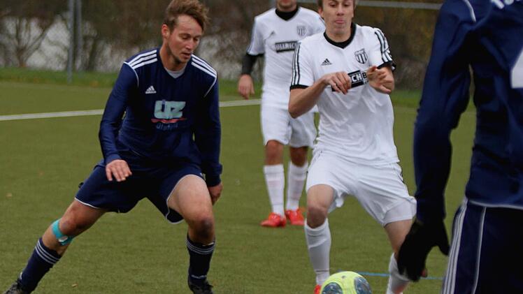 Der Knetzgauer Spielertrainer Matthias Strätz (links, im Zweikampf mit dem Sander Marc Fischer) kann zwar verletzungsbedingt momentan nicht selbst auflaufen, doch an den Spielen und Ergebnissen seiner Mannschaft hat er viel Freude.