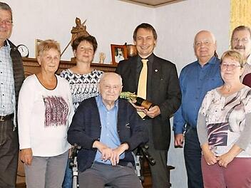 Melchior Göldel (Mitte) mit einigen Gratulanten und seiner Familie Foto: Klaus-Peter Wulf