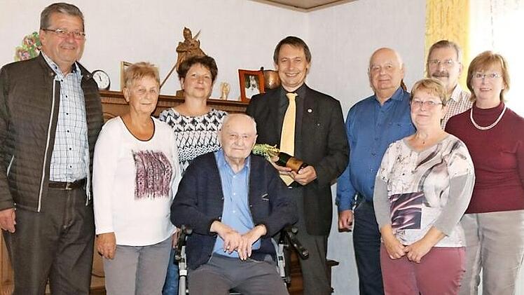 Melchior Göldel (Mitte) mit einigen Gratulanten und seiner Familie Foto: Klaus-Peter Wulf