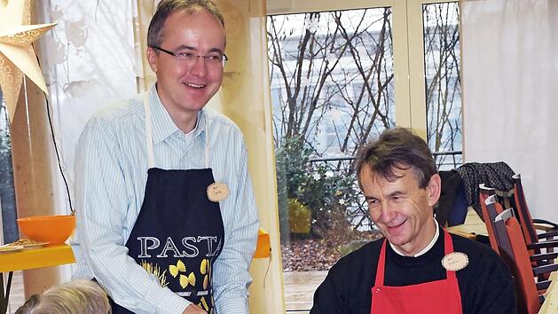 Norbert Kern (r.) und Karl-Heinz Seib im Kochduell  Foto: Ute Nickel